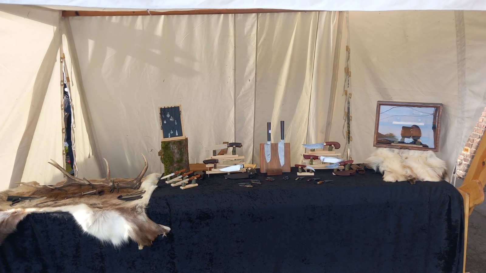 Table de présentation des créations de La Forge d'Aréga sous une tente de toile
