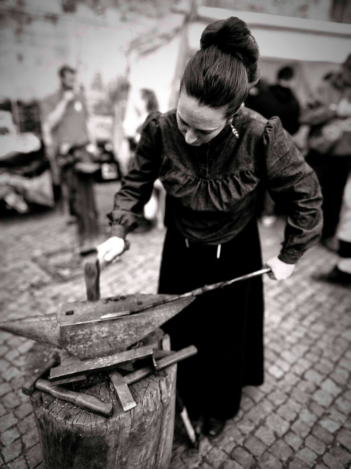 Travail au marteau sur l'enclume lors d'une démonstration de forge en costume ancien