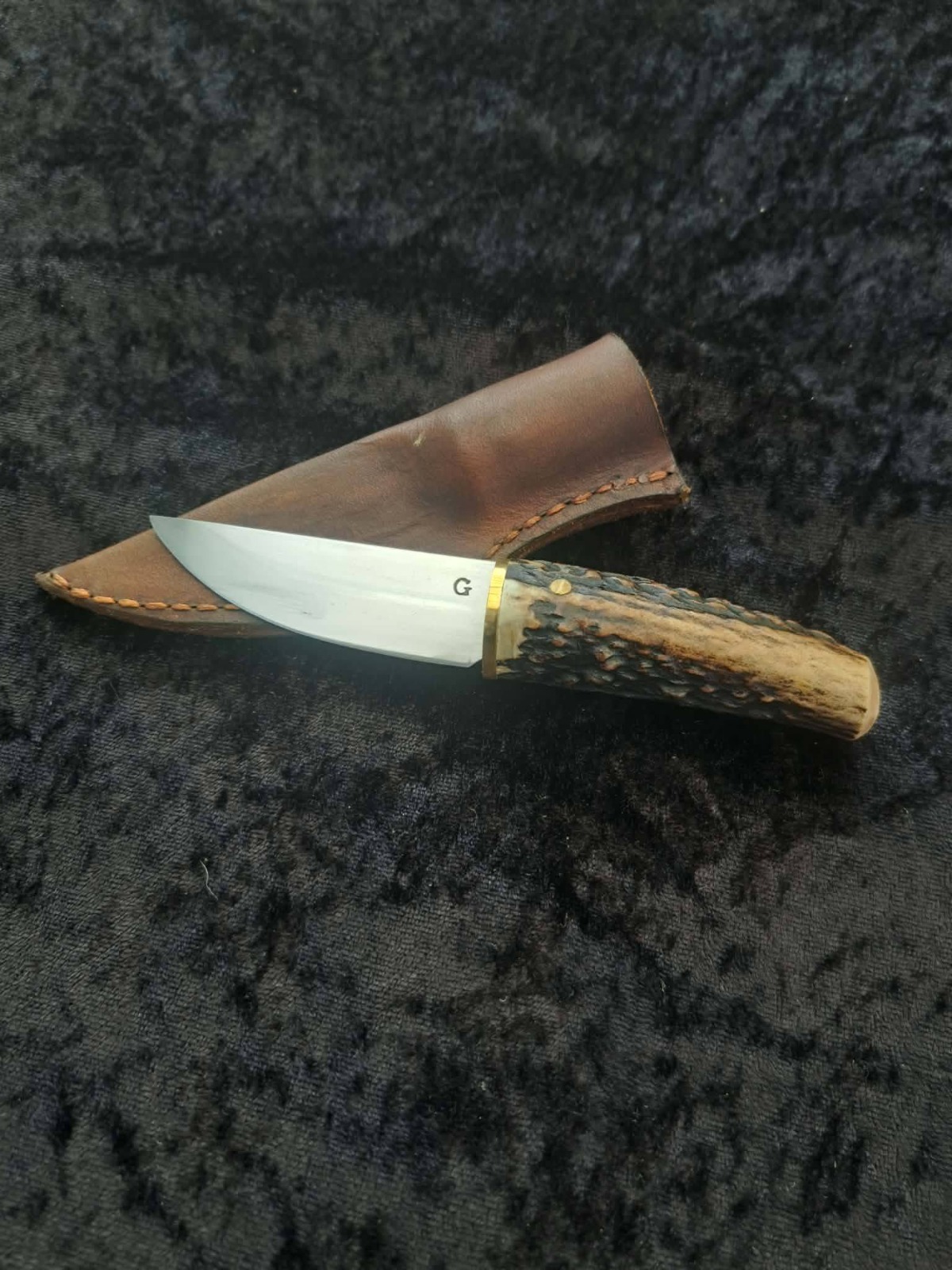 Petit couteau forgé à lame courte et manche en bois de cerf avec son fourreau en cuir