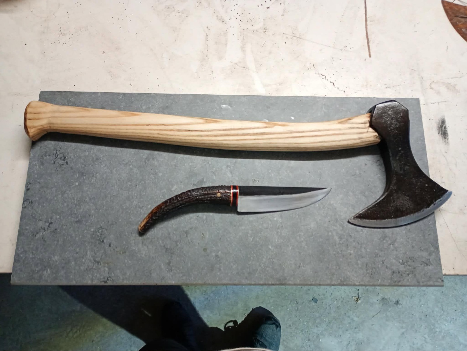 Hache forgée à la main sur manche en frêne, accompagnée d'un couteau à manche en bois de cerf