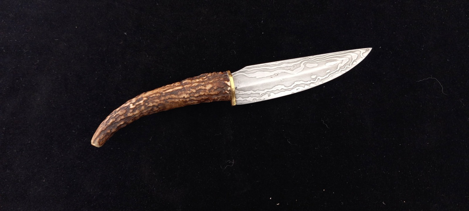 Couteau damas à manche en bois de cerf, mitre laiton, vu de profil