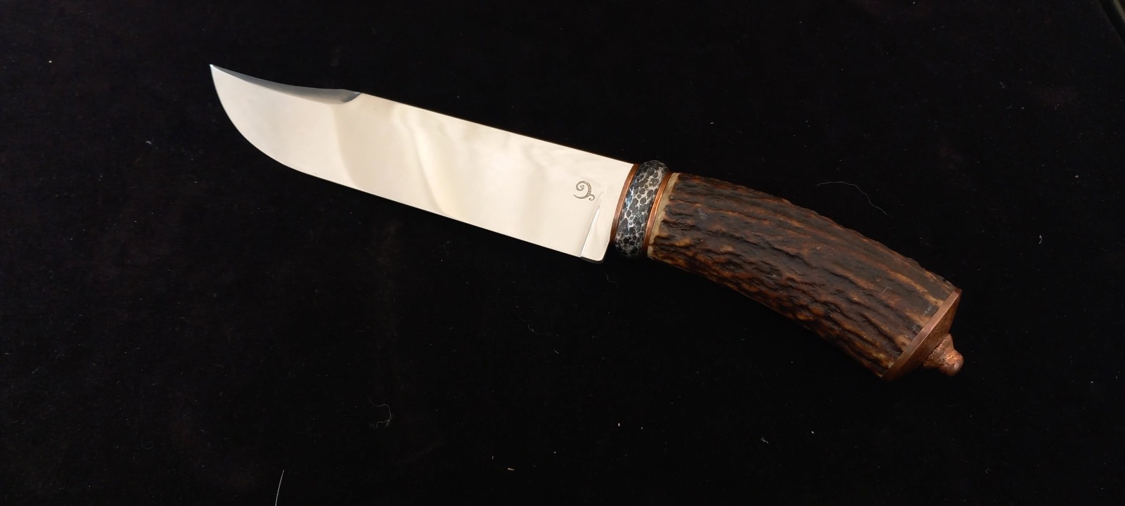 Détail de la mitre martelée et du bois de cerf d'un couteau de chasse