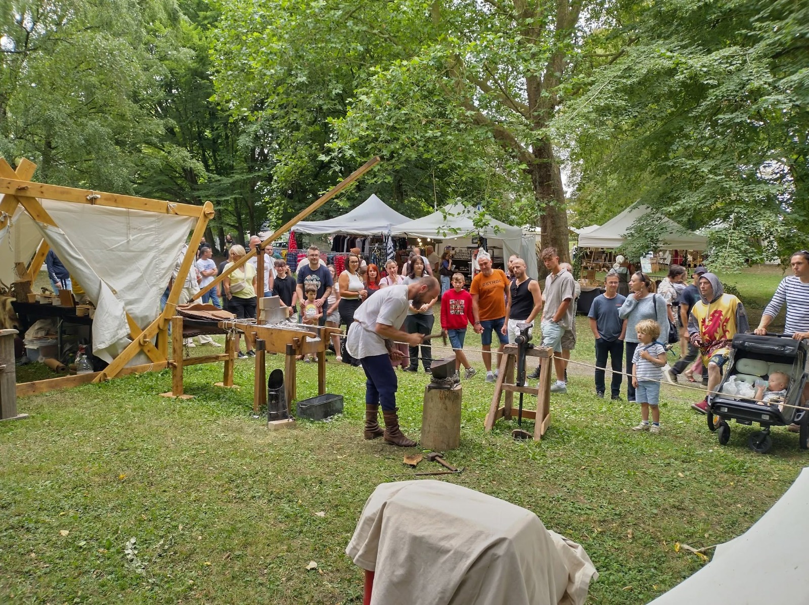 Démonstration de forge devant le public lors d'un événement en plein air