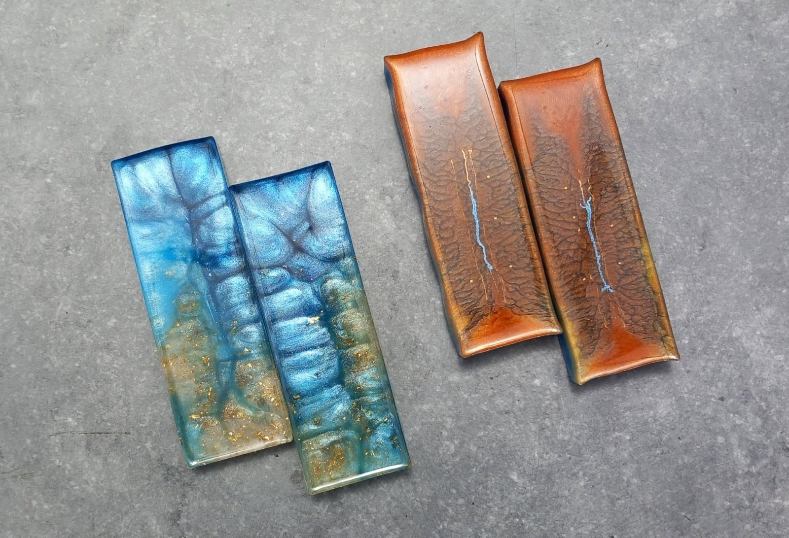 Plaquettes en résine bleue et cuivrée destinées à des manches contemporains