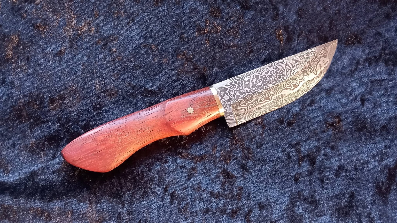 Couteau damas à manche en bois de rose et mitre laiton