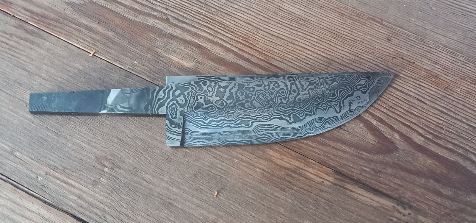 Lame de couteau de cuisine en acier damas brute de découpe, motif révélé à l'acide