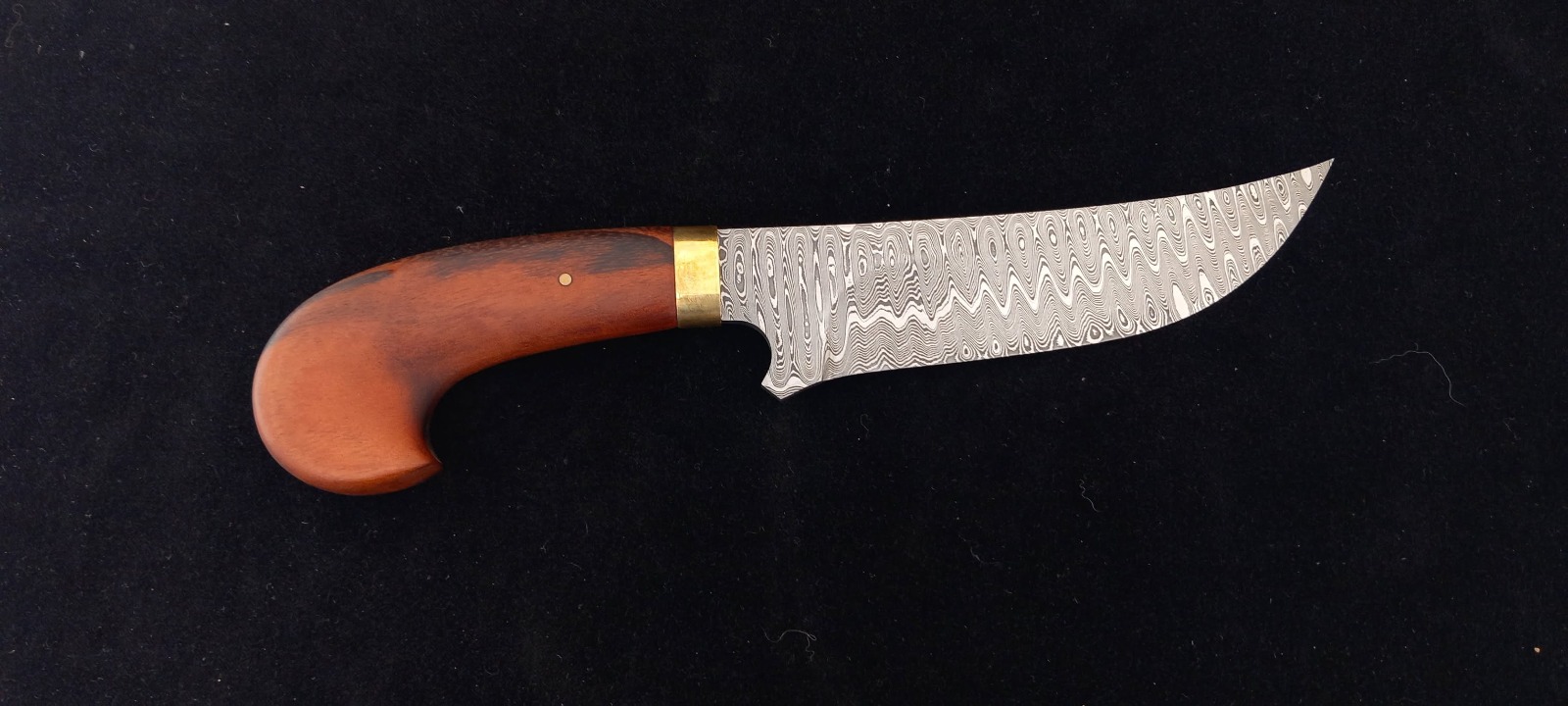 Couteau damas à lame courbe vu de profil, manche galbé