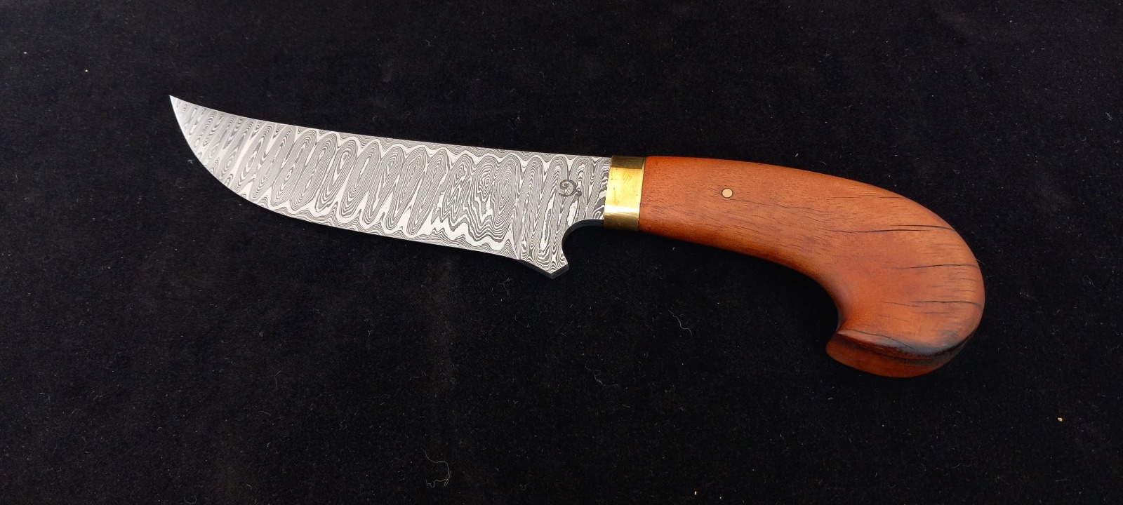 Couteau damas à lame courbe, mitre en laiton et manche galbé en bois fruitier