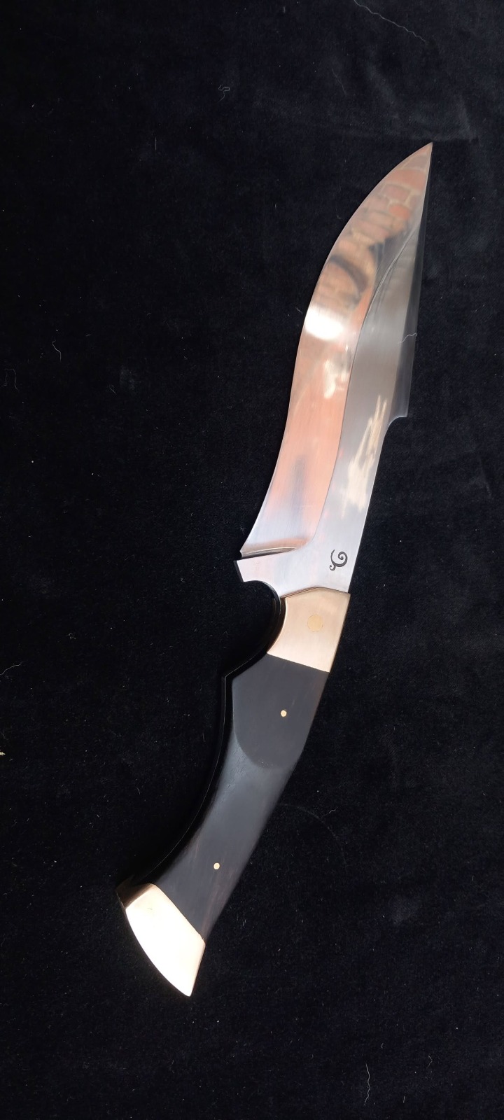 Grand couteau à lame recourbée polie miroir, manche en ébène et mitres laiton