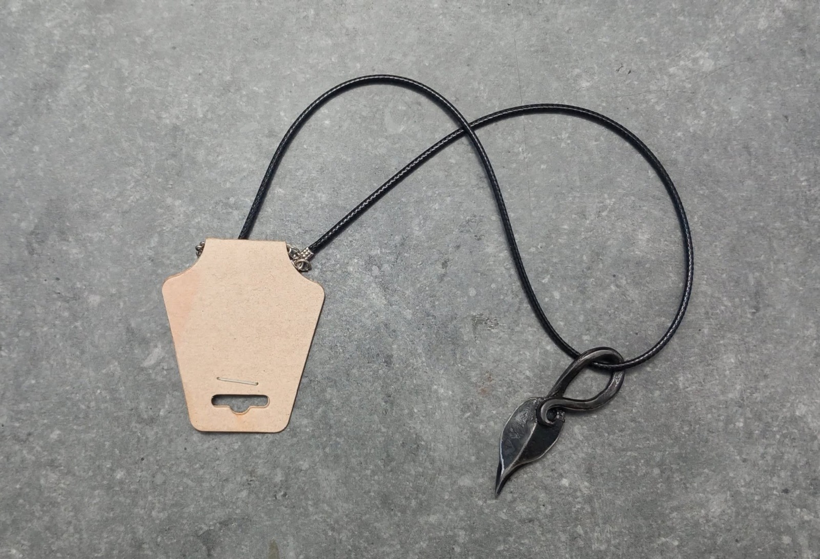 Pendentif feuille forgé à la main sur cordon de cuir