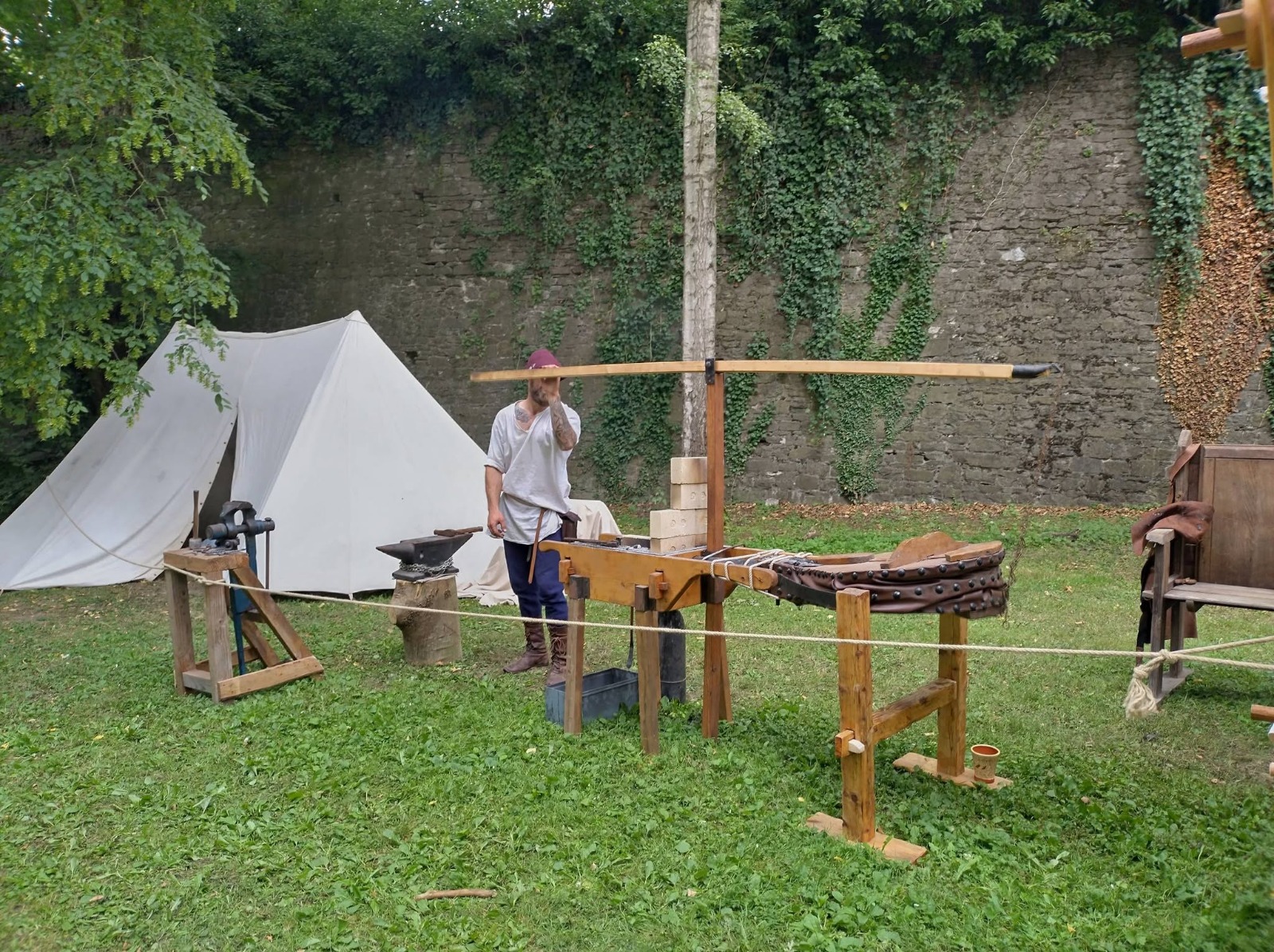 Forge de campagne de La Forge d'Aréga : enclume, étau et soufflet en cuir montés sur bâti en bois