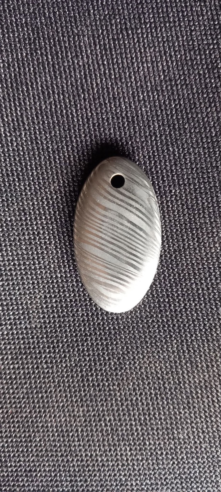 Pendentif en acier damas poli, motif de lignes ondulées