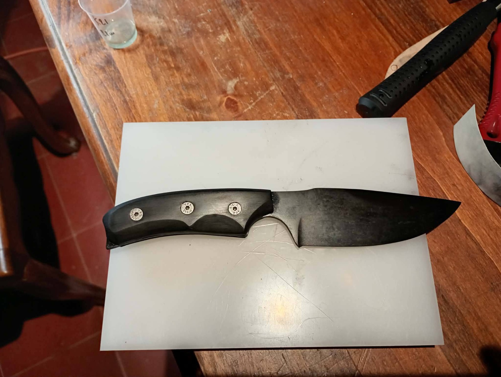 Couteau à lame noircie brut de forge et manche en ébène, rivets en douilles