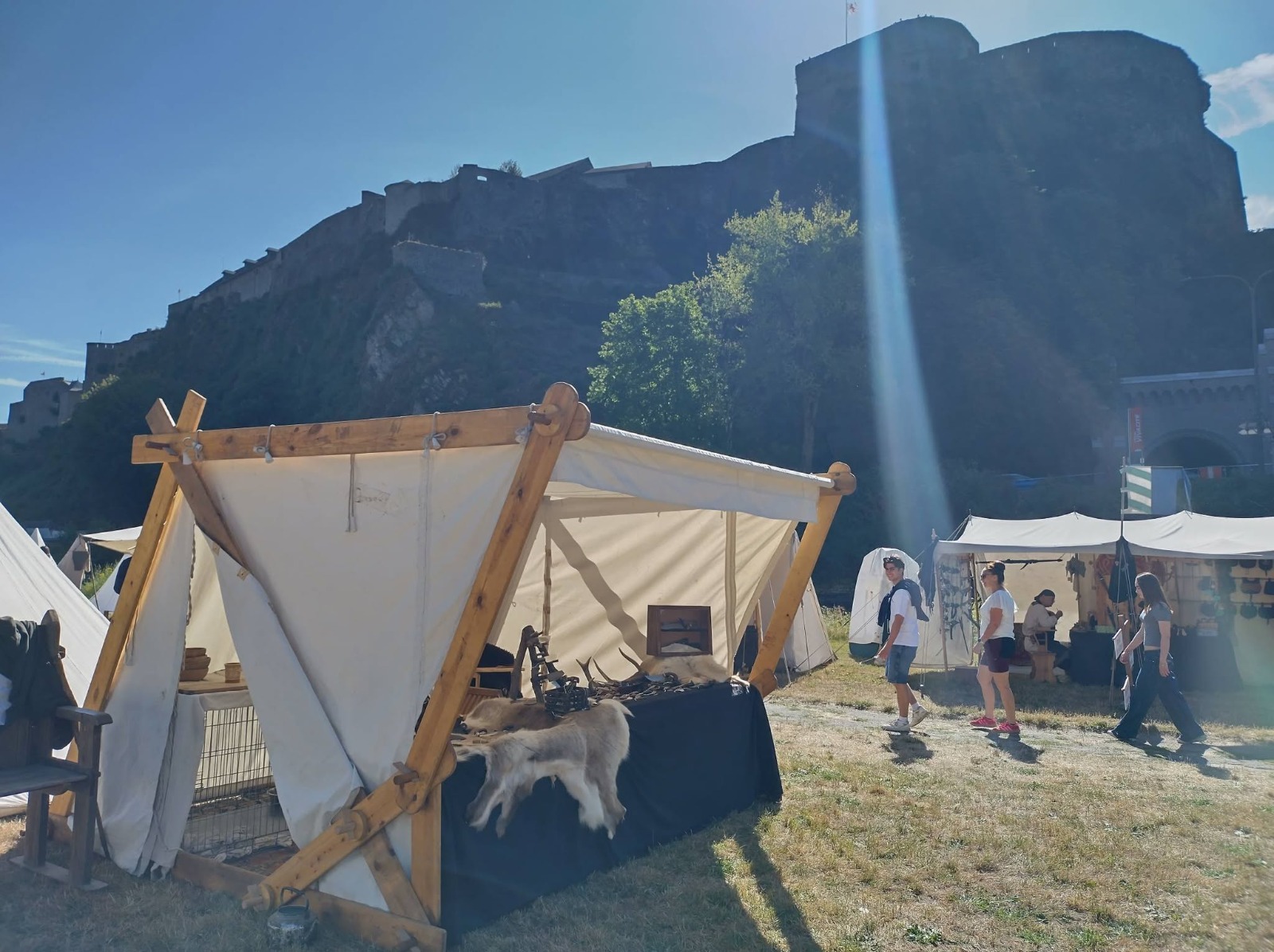 Campement d'artisans et forge de La Forge d'Aréga au pied d'un château fort