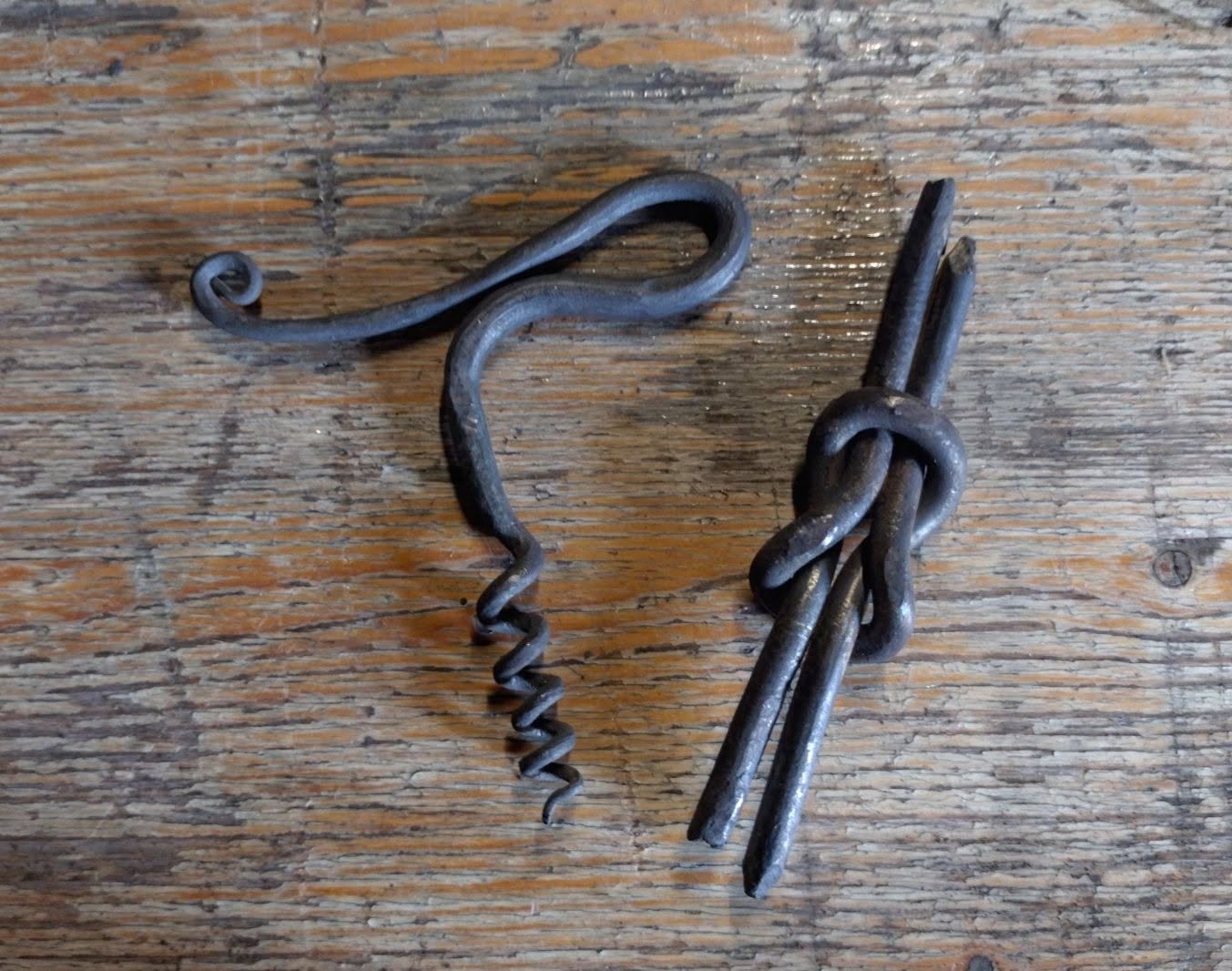 Pièces en acier forgé et torsadé réalisées à la main à l'atelier