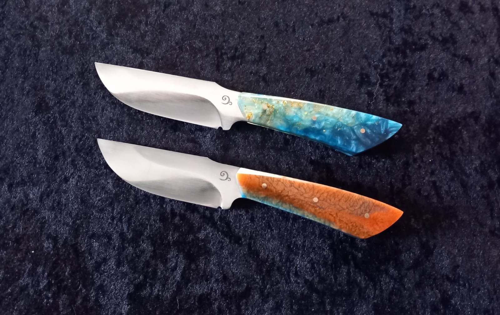 Couteaux à manches en résine stabilisée bleue et orange, finitions contemporaines