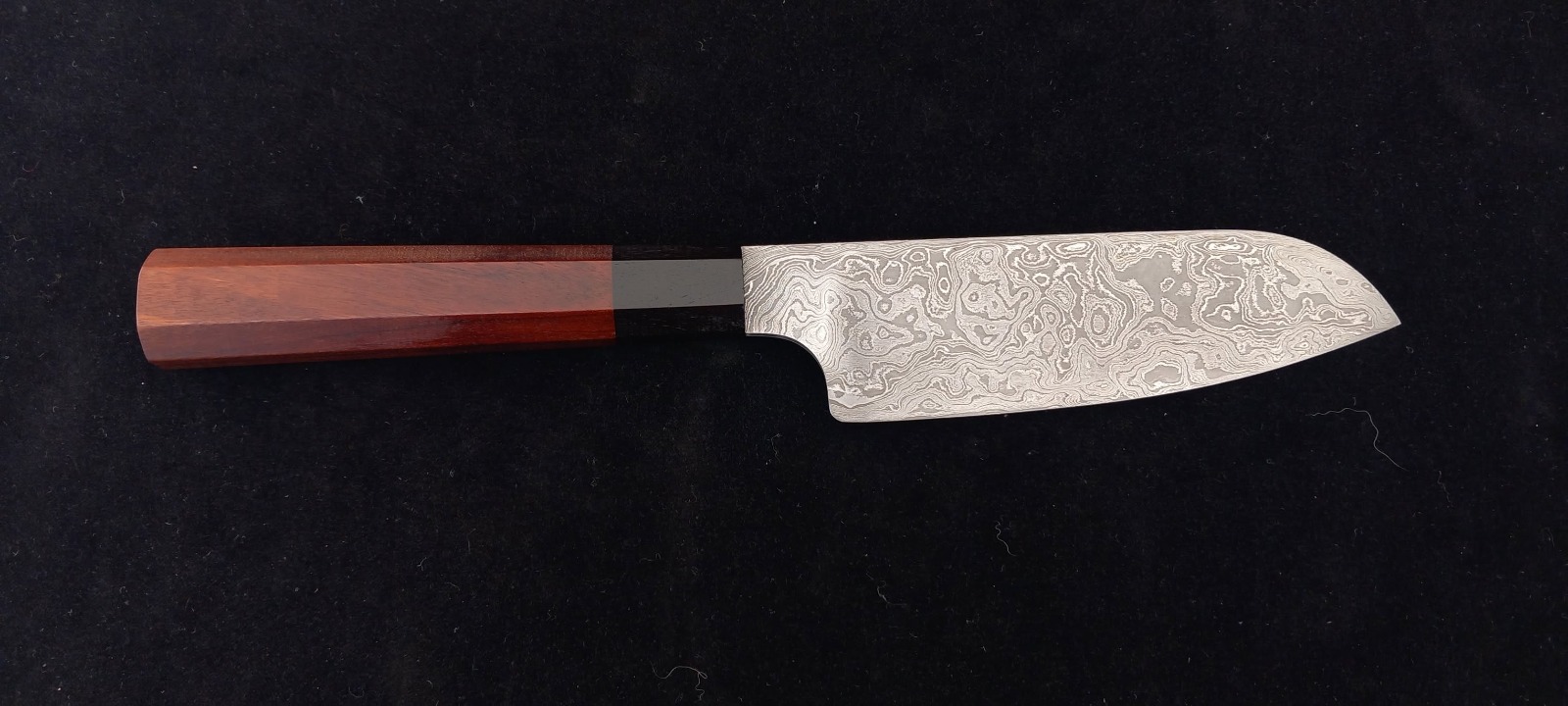 Détail du manche octogonal en bois de rose et de sa virole d'ébène