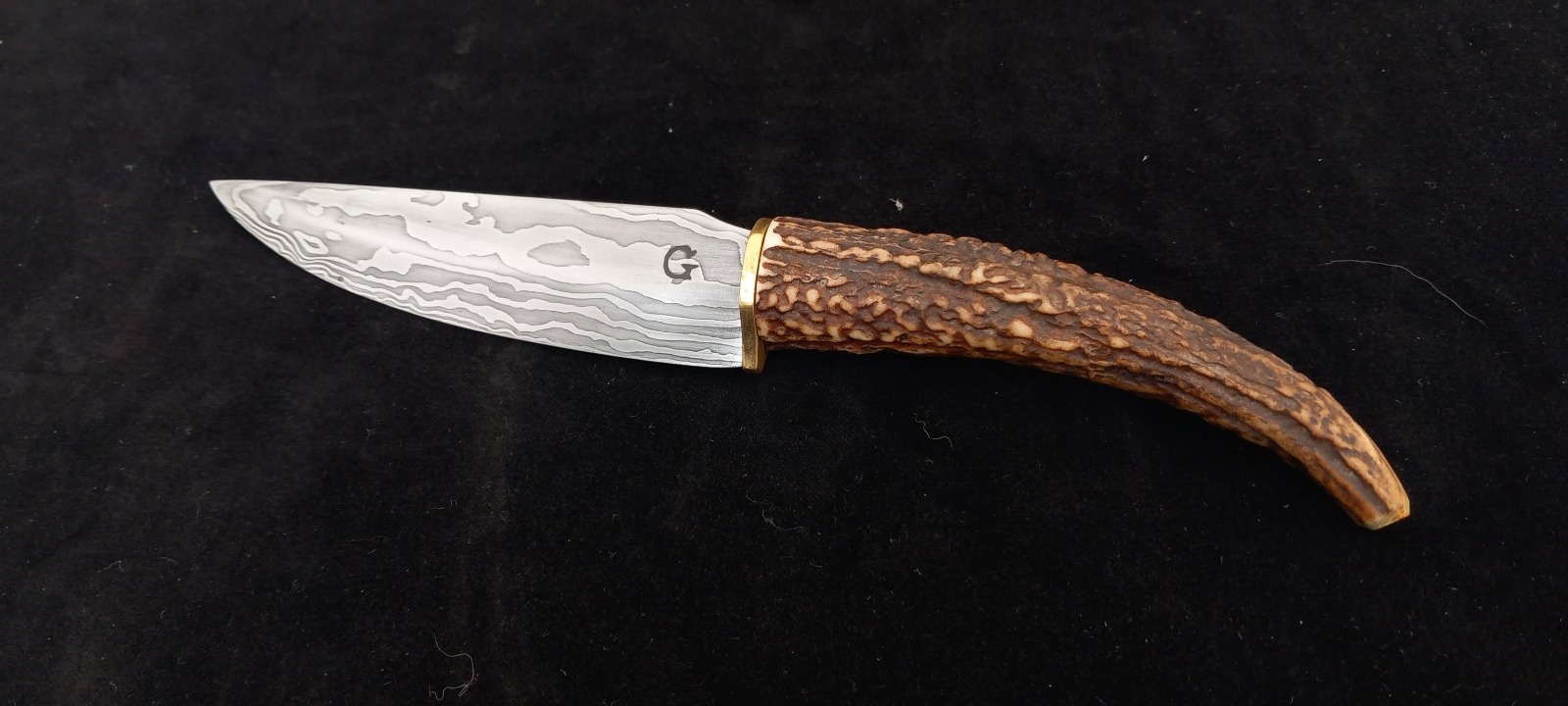 Couteau damas à manche en bois de cerf et mitre laiton