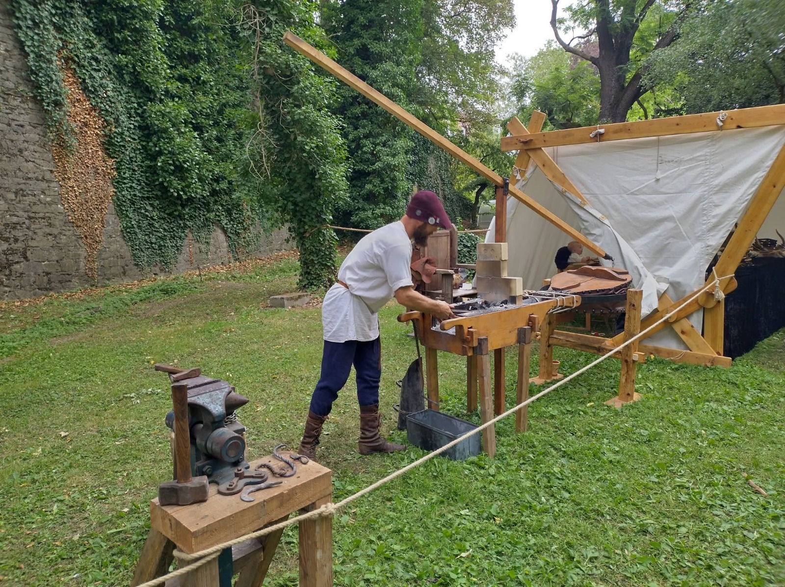 Le forgeron de La Forge d'Aréga au travail devant sa forge de campagne lors d'une démonstration