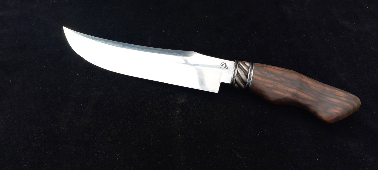 Couteau à lame courbe, virole torsadée et manche en bois de fer